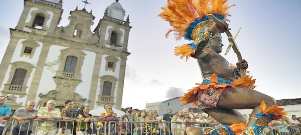 DCaboclinhos se apresentando em frente a Igreija no Pátio de São Pedro